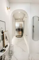 아치형 입구가 돋보이는 화이트 모던 현관